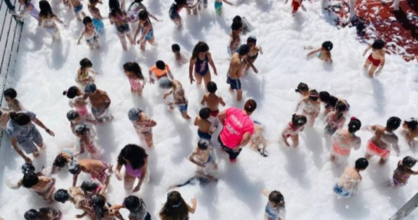 Banho de espuma animou comunidade educativa da EB1/PE/Creche de Água de Pena