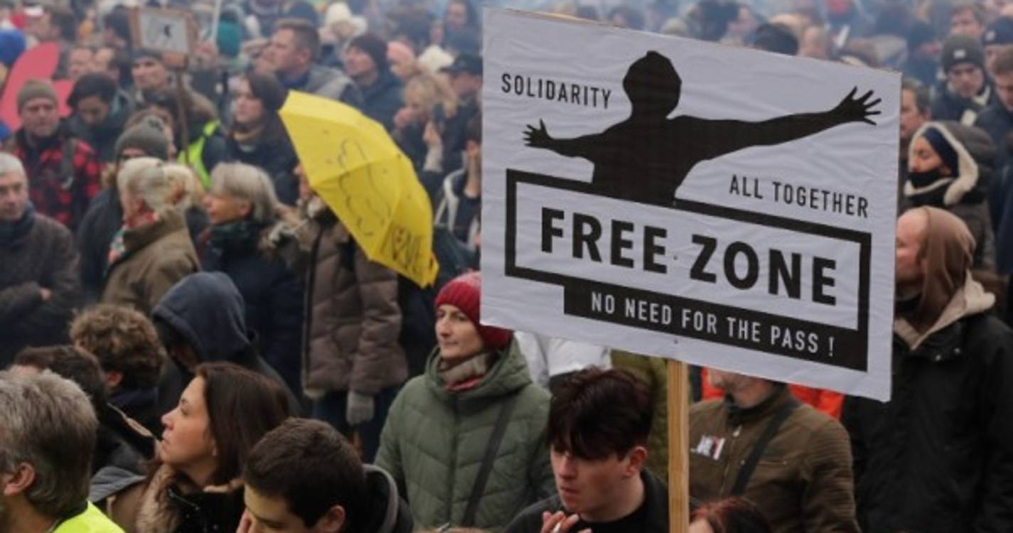 Manifestação contra medidas sanitárias junta cerca de 8.000 pessoas em Bruxelas