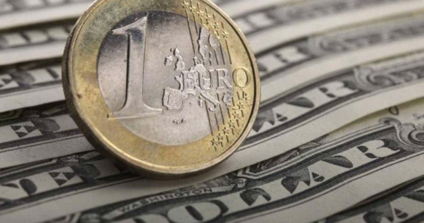 Euro cai face ao dólar para mínimos de 2020