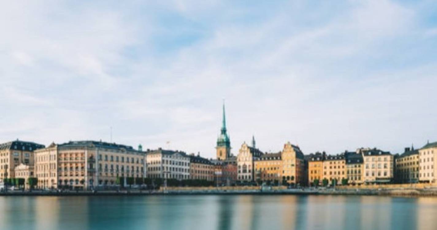 Deslizamento de terras na Suécia deixa enorme buraco em autoestrada e três pessoas feridas