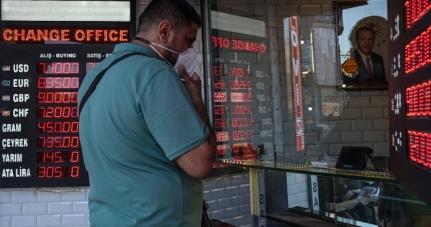 Euro continua a recuperar mas ainda abaixo de 1,18 dólares