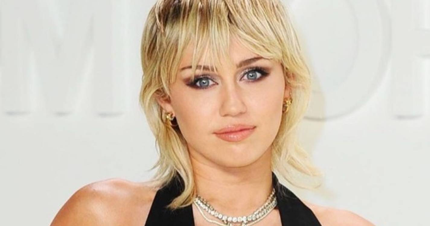 Avião onde seguia Miley Cyrus atingido por raio (com vídeo)