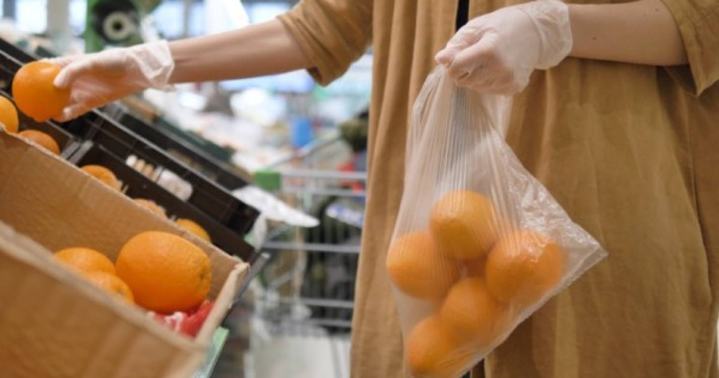 Sacos de plástico transparentes vão ser cobrados