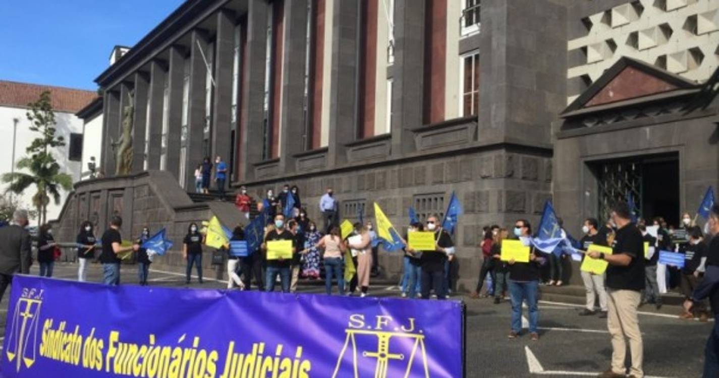 Oficiais de Justiça dizem que "detidos têm direito a jantar e nós nem isso"