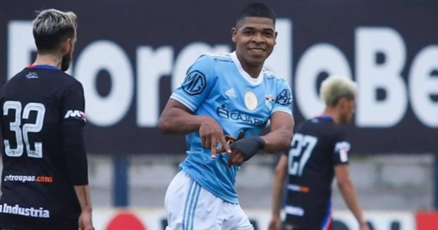 Avançado Percy Liza reforça Marítimo