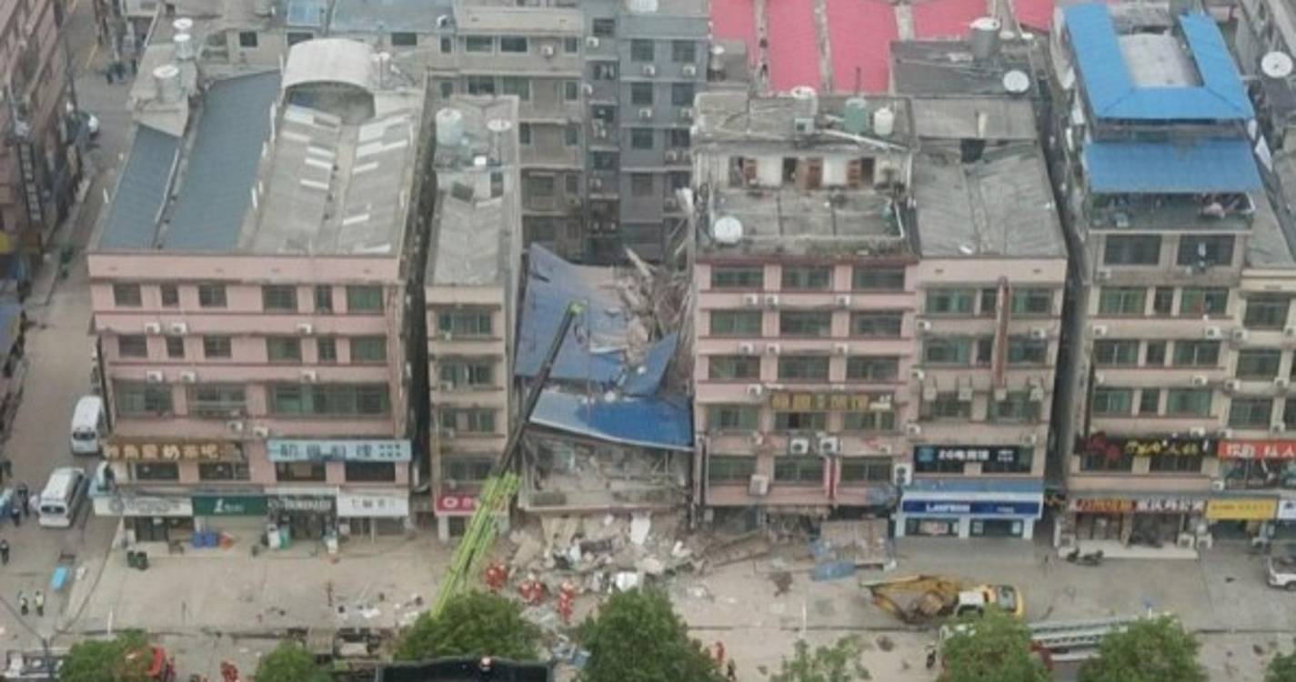 Onze mortos em desabamento de teto de ginásio na China