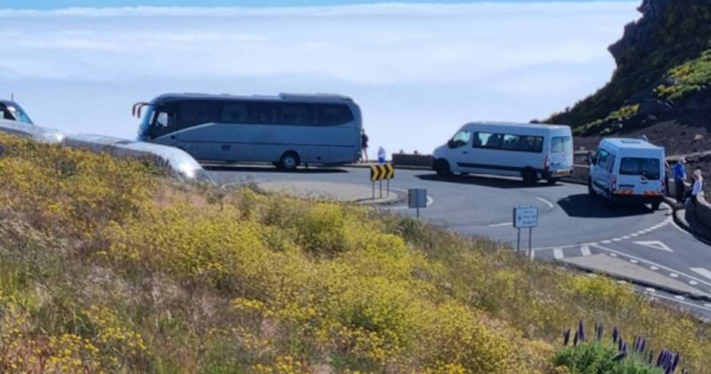 Pico do Areeiro repleto de turistas e com estacionamento descontrolado