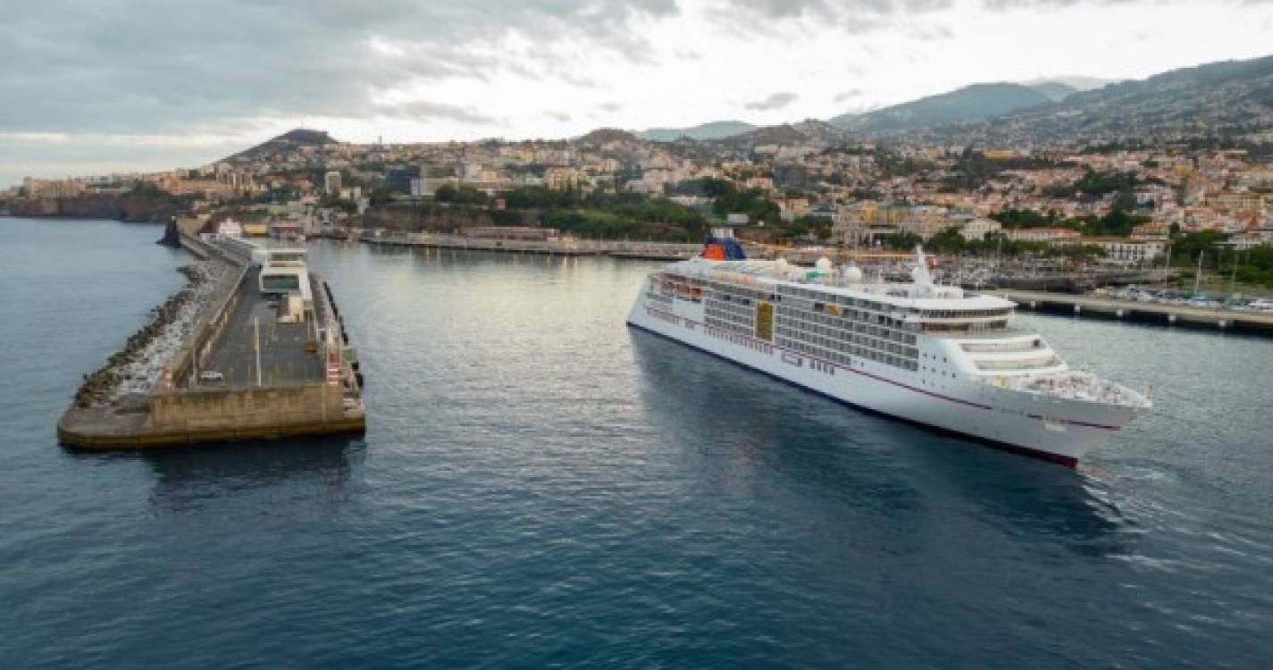 Um dos mais luxuosos navios de cruzeiro do mundo está hoje no Funchal (com fotos)