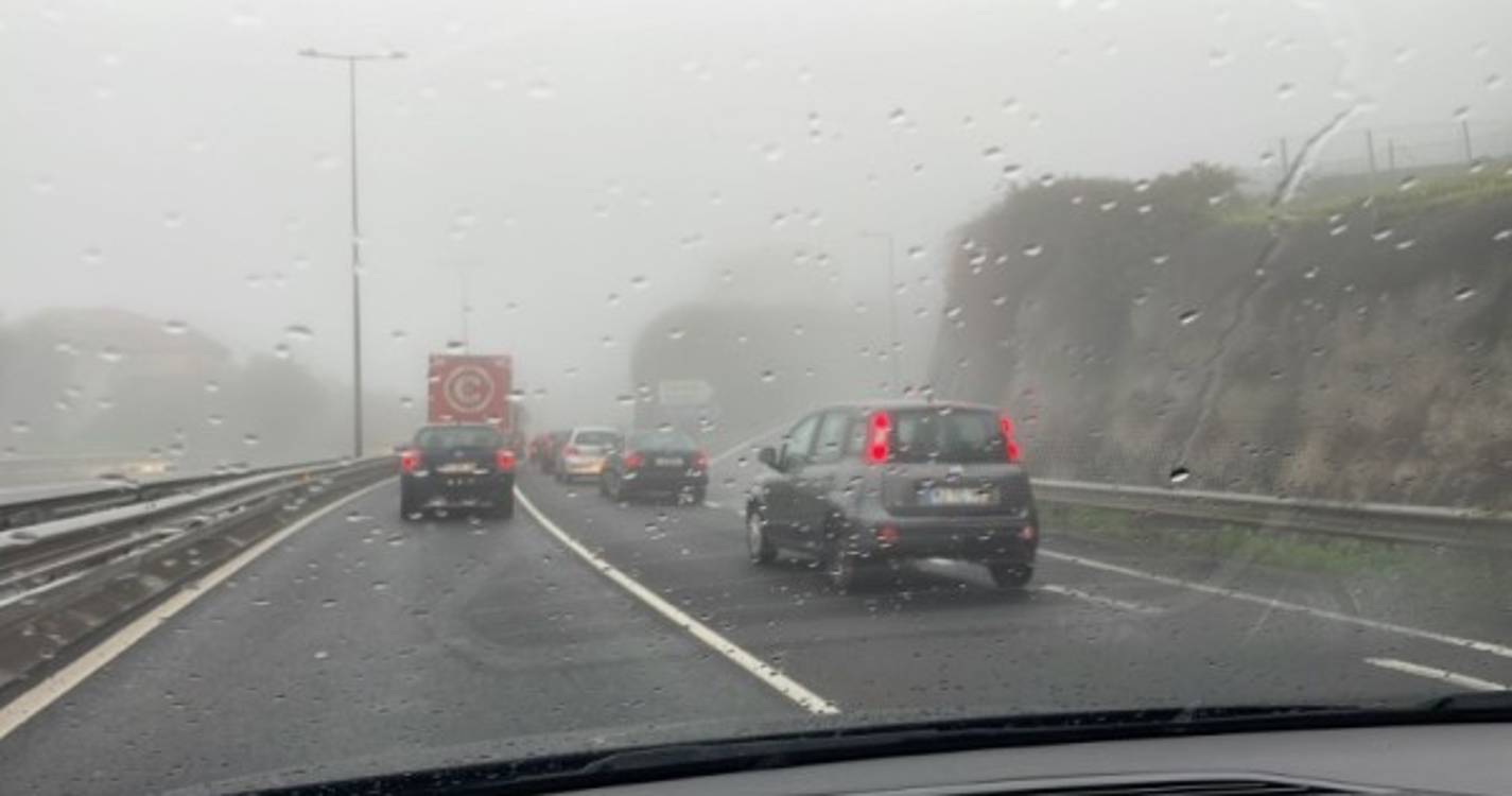 Nevoeiro intenso dificulta circulação do trânsito na via rápida entre o Funchal e o Caniço