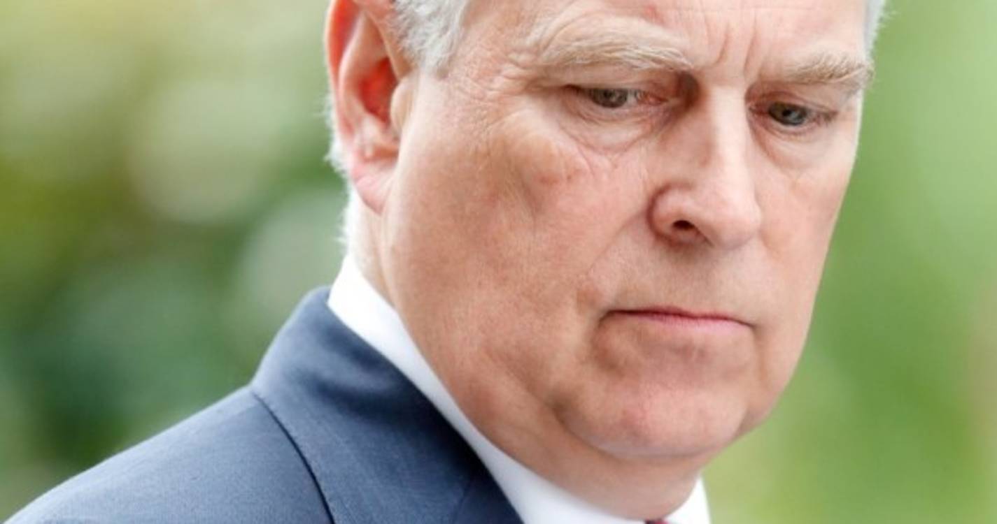Príncipe André perde títulos militares após acusação de violação nos EUA