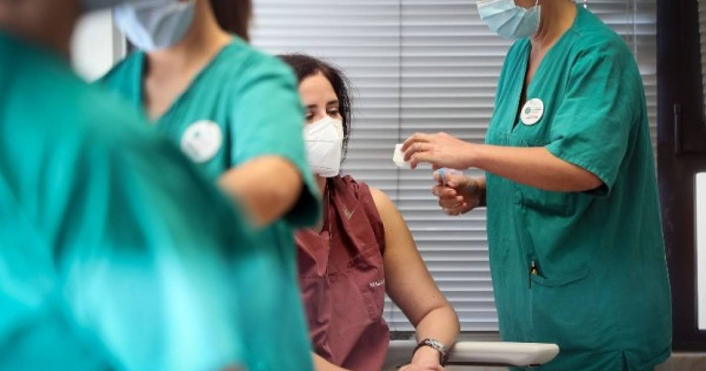 Covid-19: Quatro cientistas portugueses esclarecem dúvidas sobre vacinas em vídeos