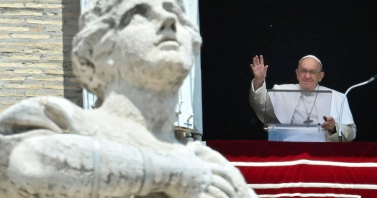 Papa retoma a sua agenda após ter apresentado quadro febril