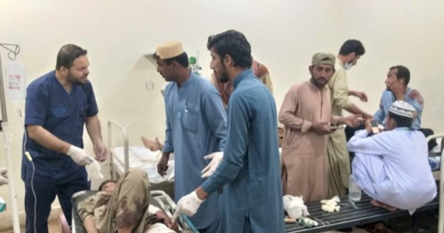 Pelo menos 54 mortos em atentado suicida no Paquistão