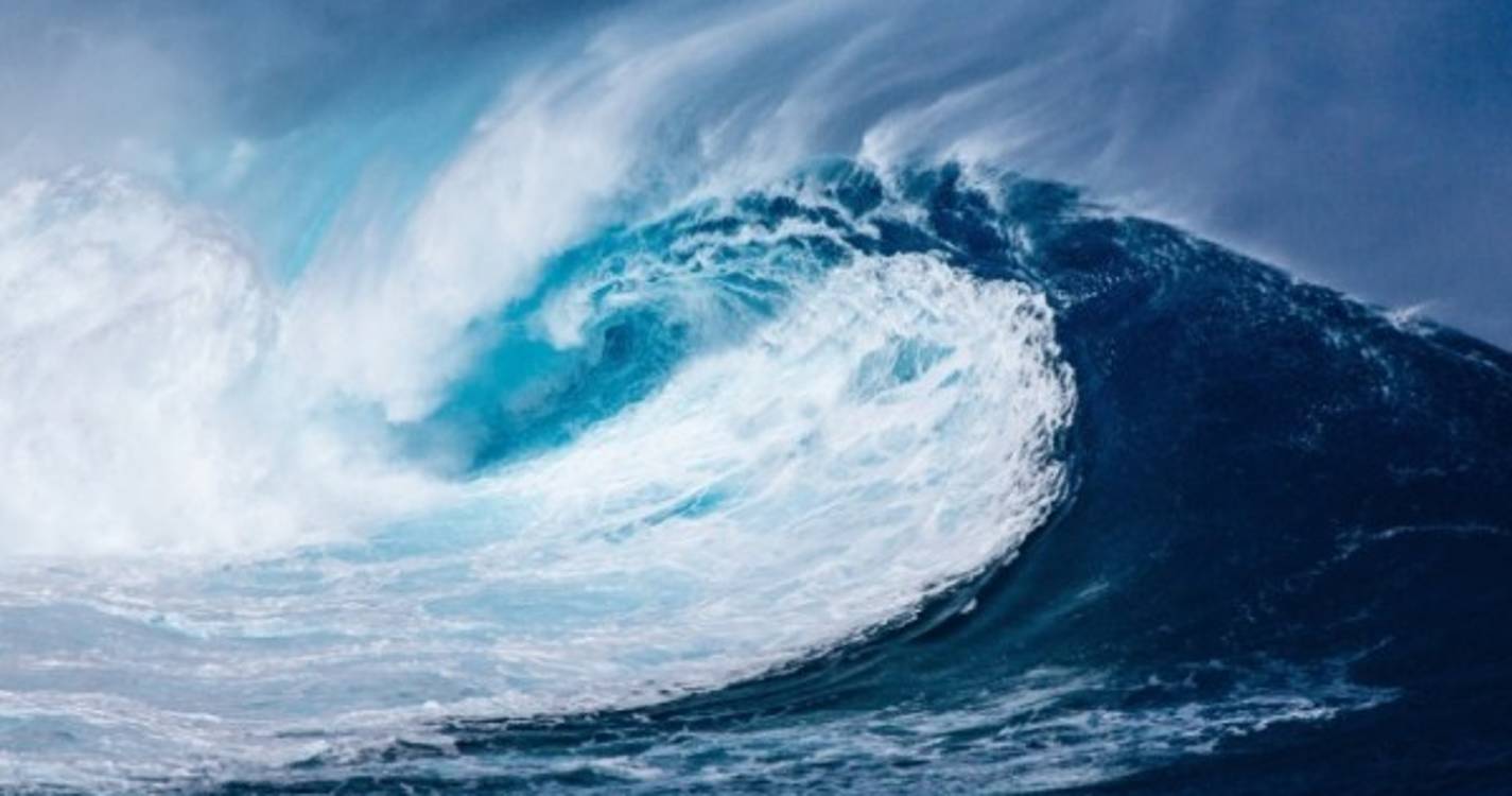 Tsunami atinge Tonga após erupção de vulcão submarino