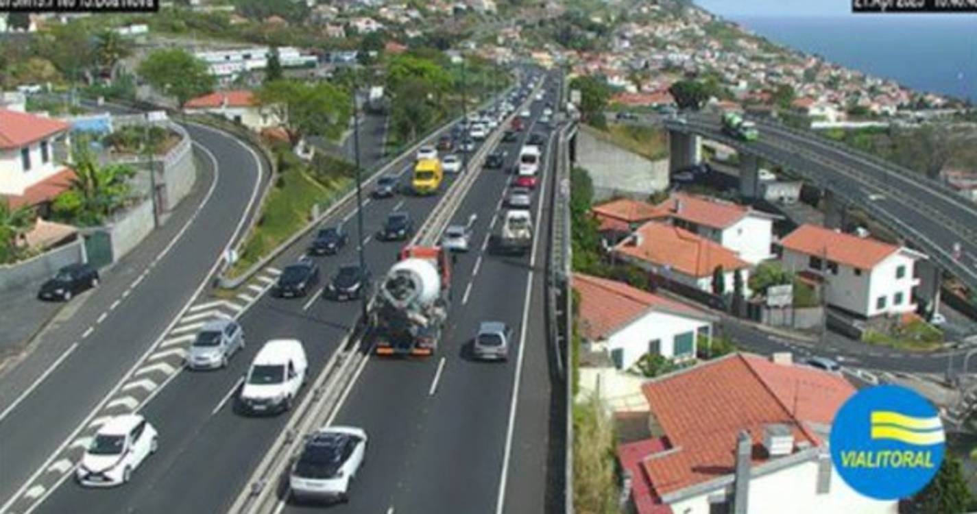 Acidente na via rápida condiciona trânsito