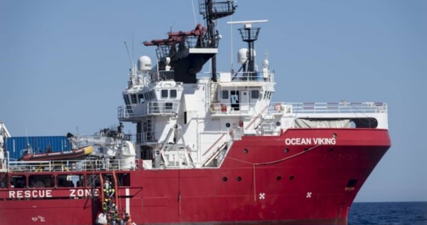 Migrações: Autoridades italianas bloqueiam navio de resgate Ocean Viking