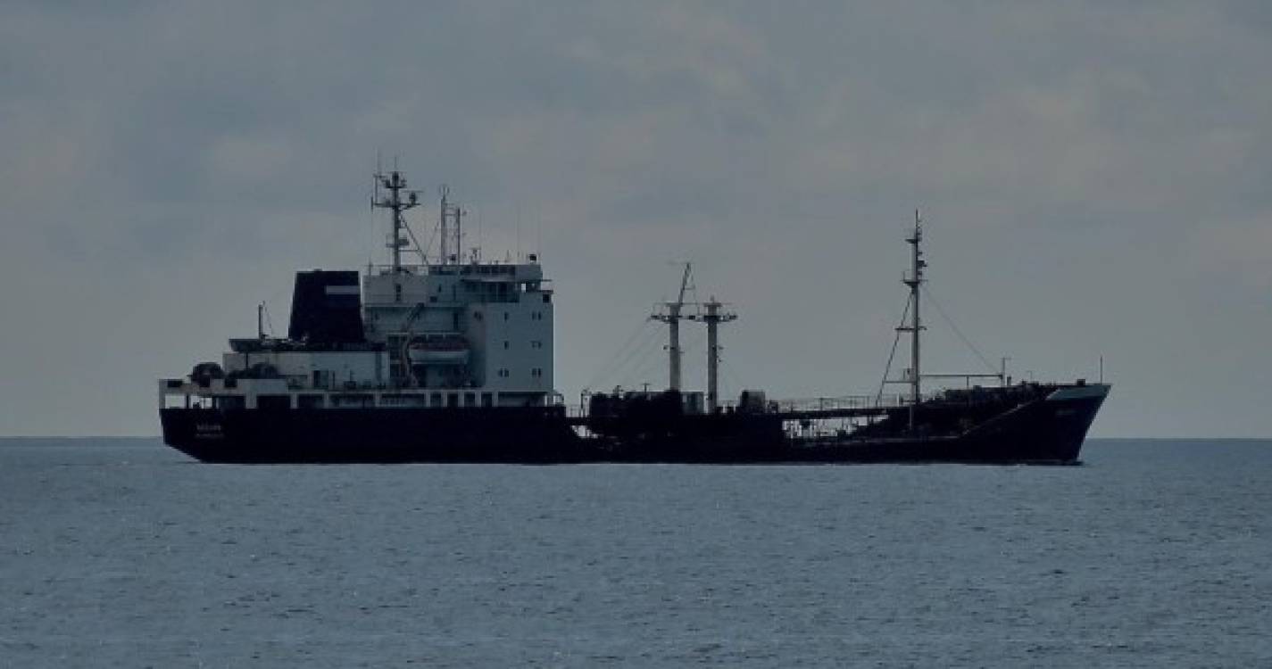Lanchas da Marinha acompanharam dois navios russos