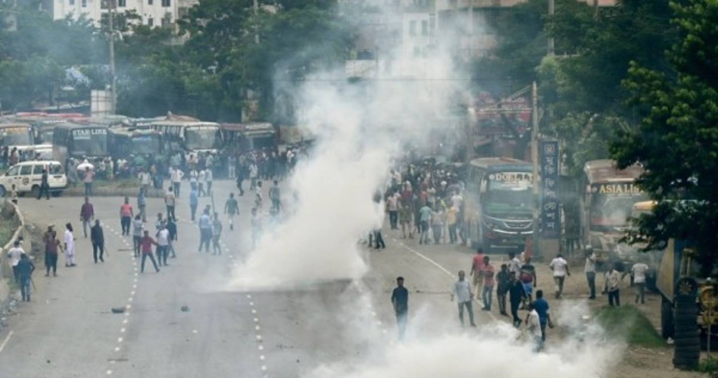 Manifestantes contestam Governo do Bangladesh e polícia intervém com gás lacrimogéneo