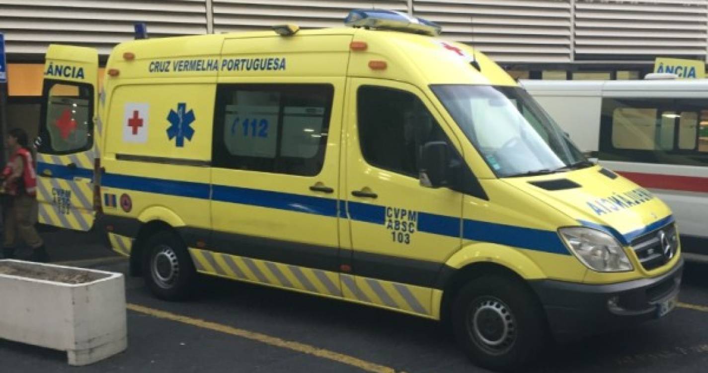Colisão no Funchal entre uma ambulância e uma viatura particular fez um ferido
