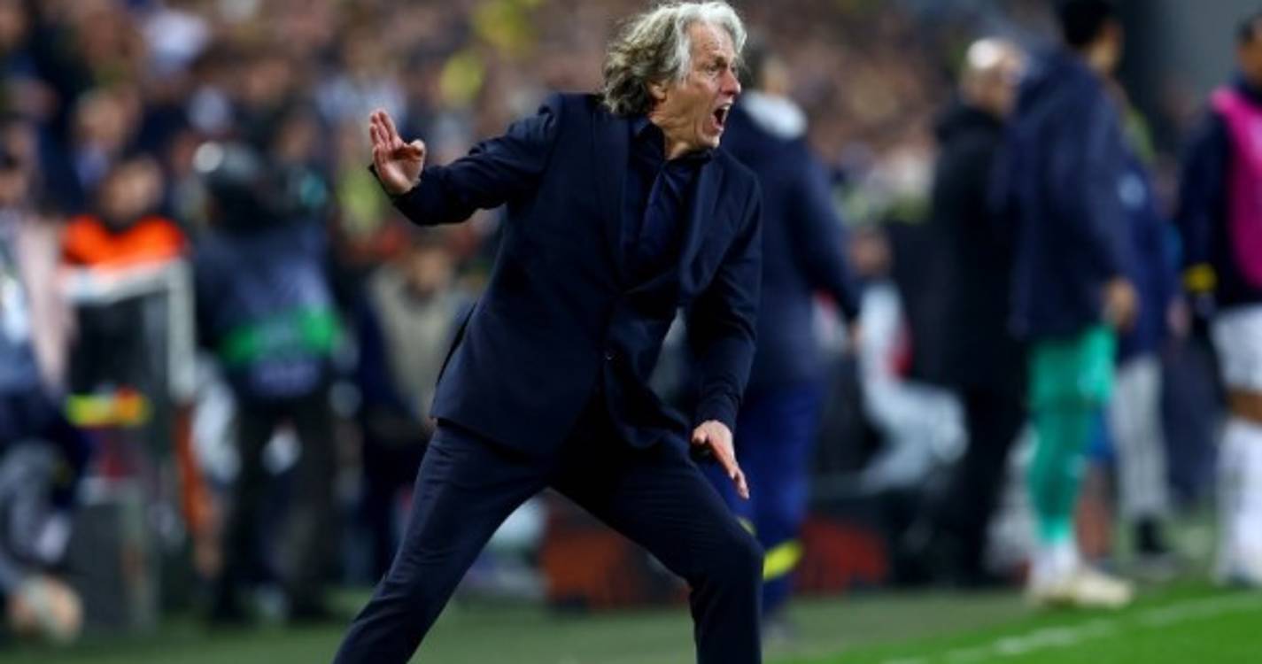 Liga Europa Fenerbahçe de Jesus luta muito, mas fica pelo caminho