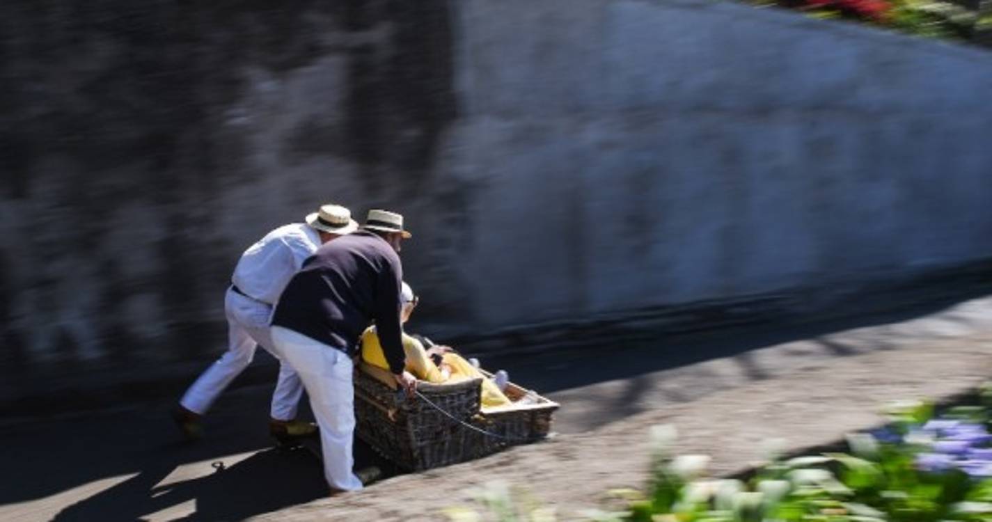 Turista sofre queda e fica ferida na zona de partida para uma viagem no carro de Cesto do Monte