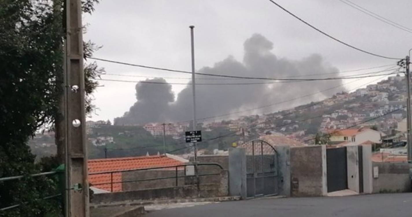 Grande incêndio e explosões na zona de São Martinho