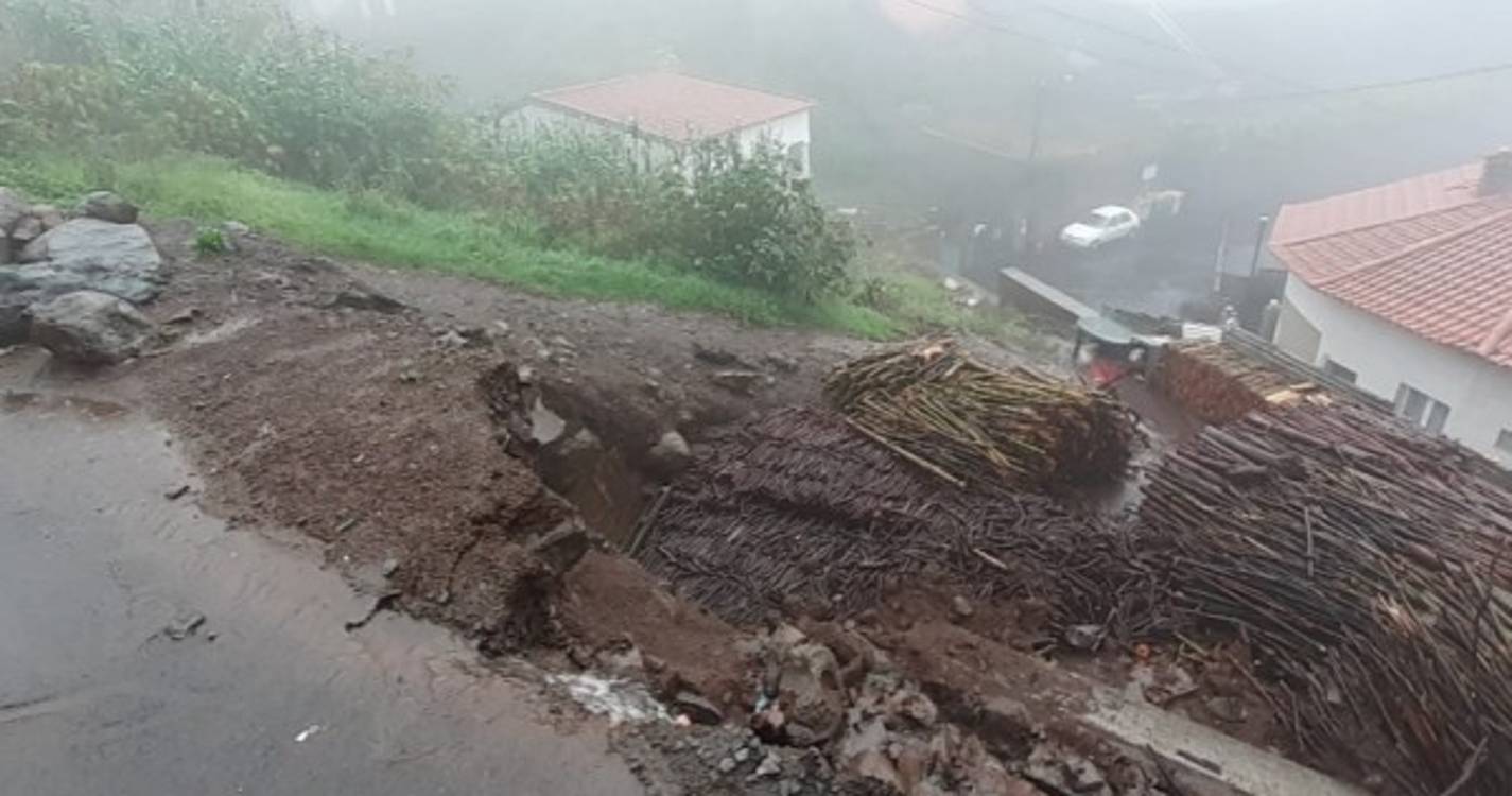 Piso cedeu na Corujeira de dentro e arrastou viatura (com foto)