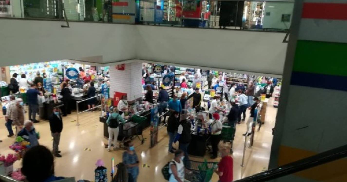 Promoções do Dia do Trabalhador deixam supermercados a abarrotar