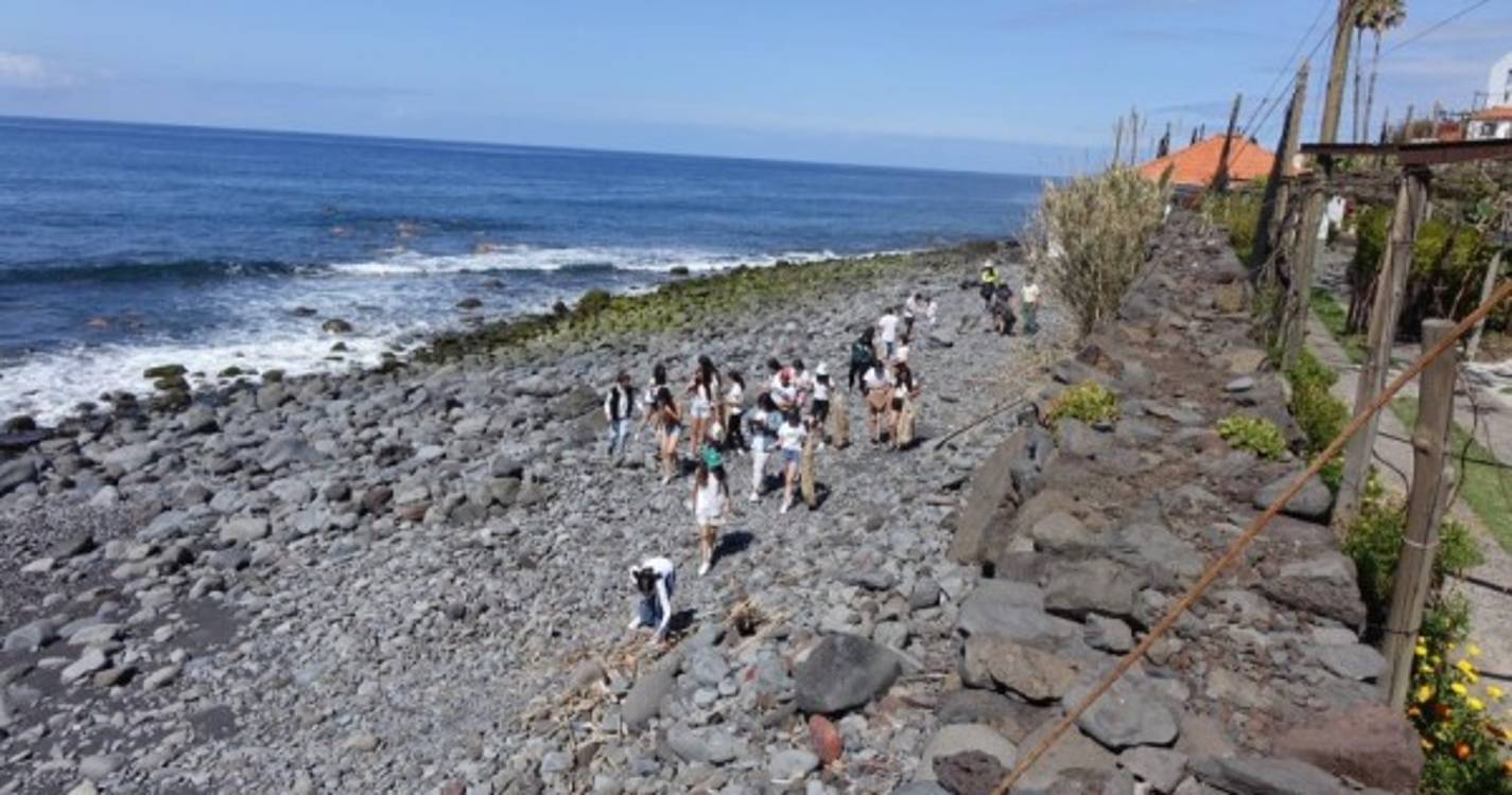 EB23 ciclos Cónego João Jacinto Gonçalves de Andrade participou na limpeza da Praia Fajã dos Padres