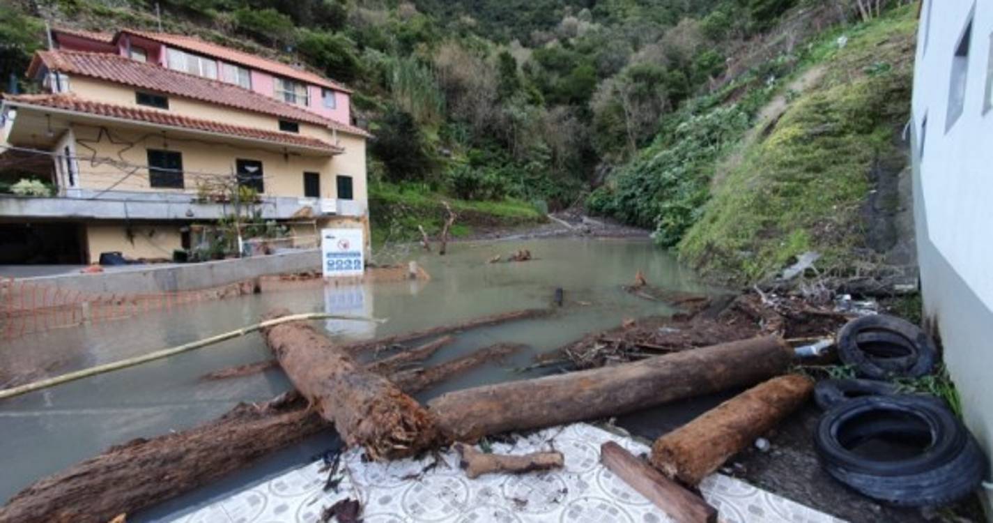 Temporal volta a fazer estragos na Boaventura (com fotos)
