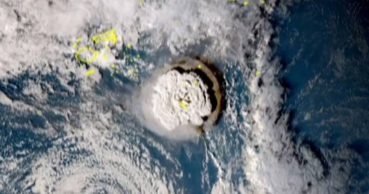 Veja as imagens satélite da erupção do vulcão Tonga que provocou tsunami (vídeo)