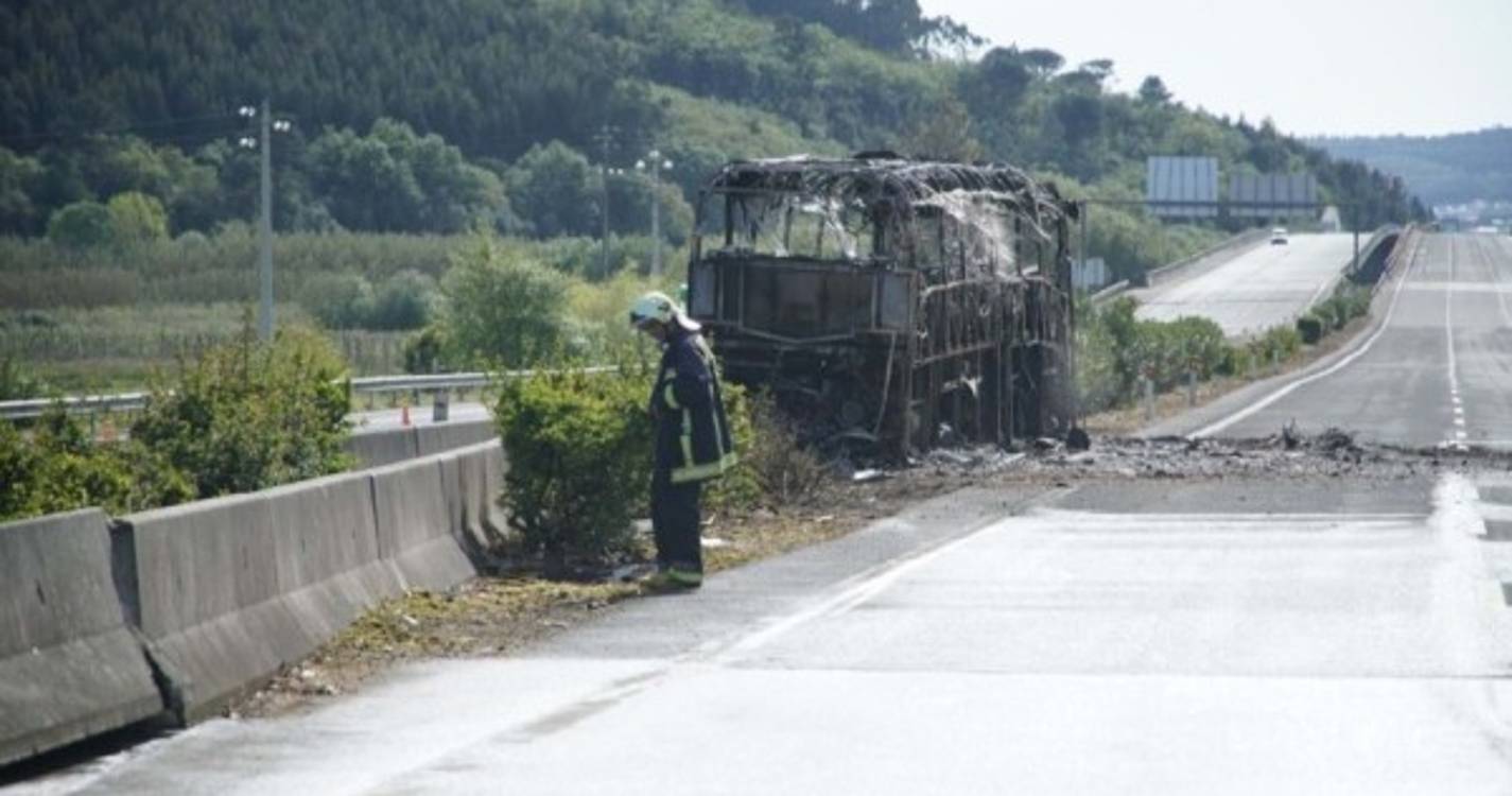 Autocarro em chamas na Nazaré causa 15 feridos
