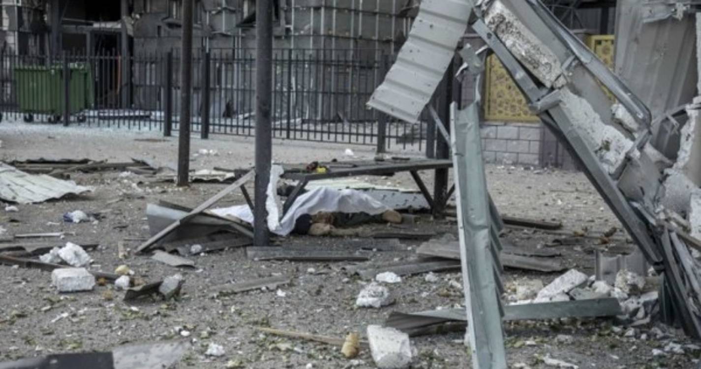Dois mortos e 19 feridos em bombardeamento russo em Kharkiv