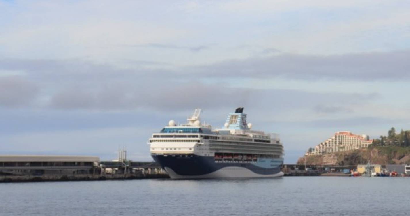 Porto do Funchal com o "Marella Explorer" e 2.627 pessoas