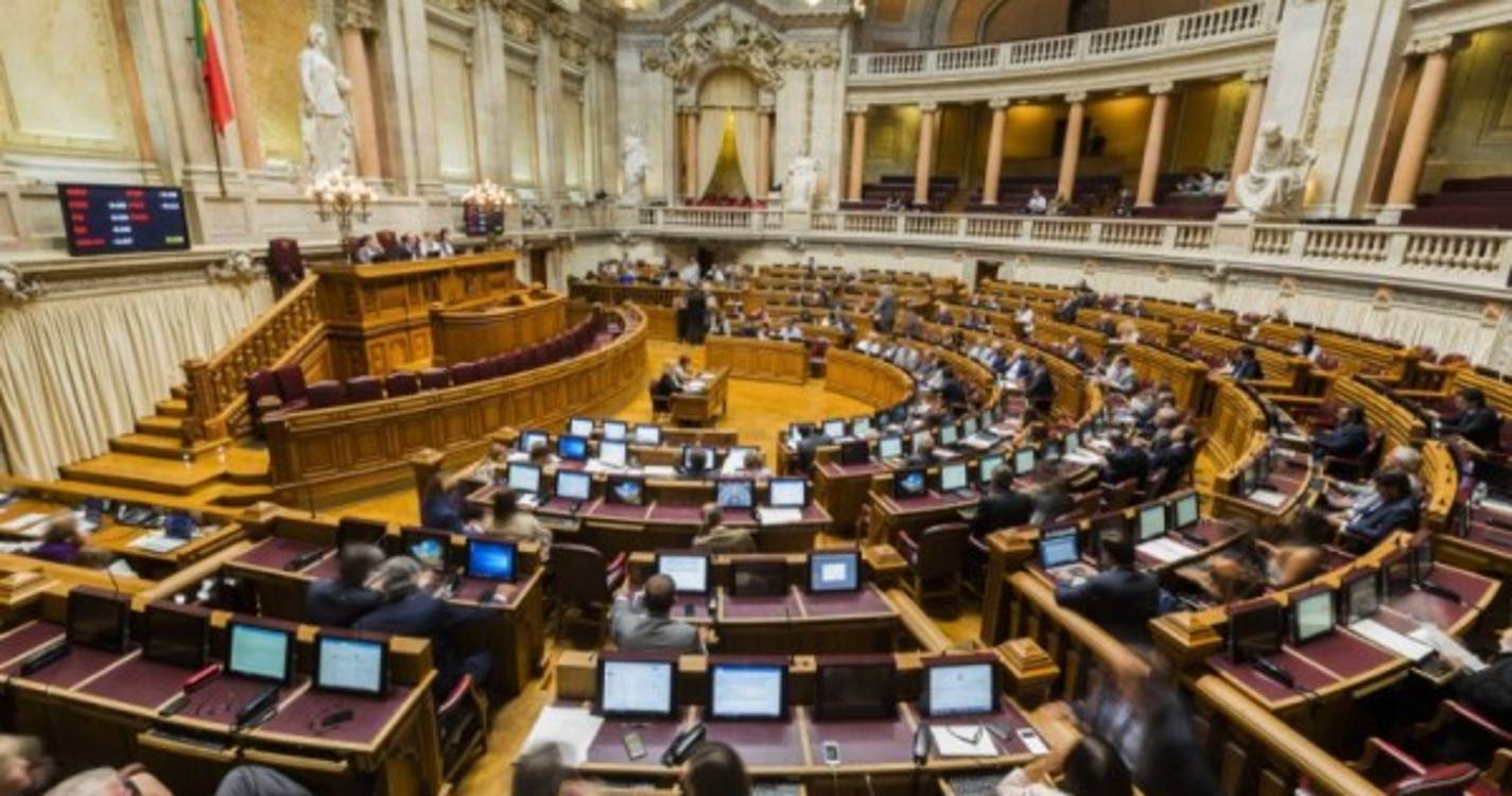 Habitação: Debate parlamentar interrompido por manifestantes nas galerias