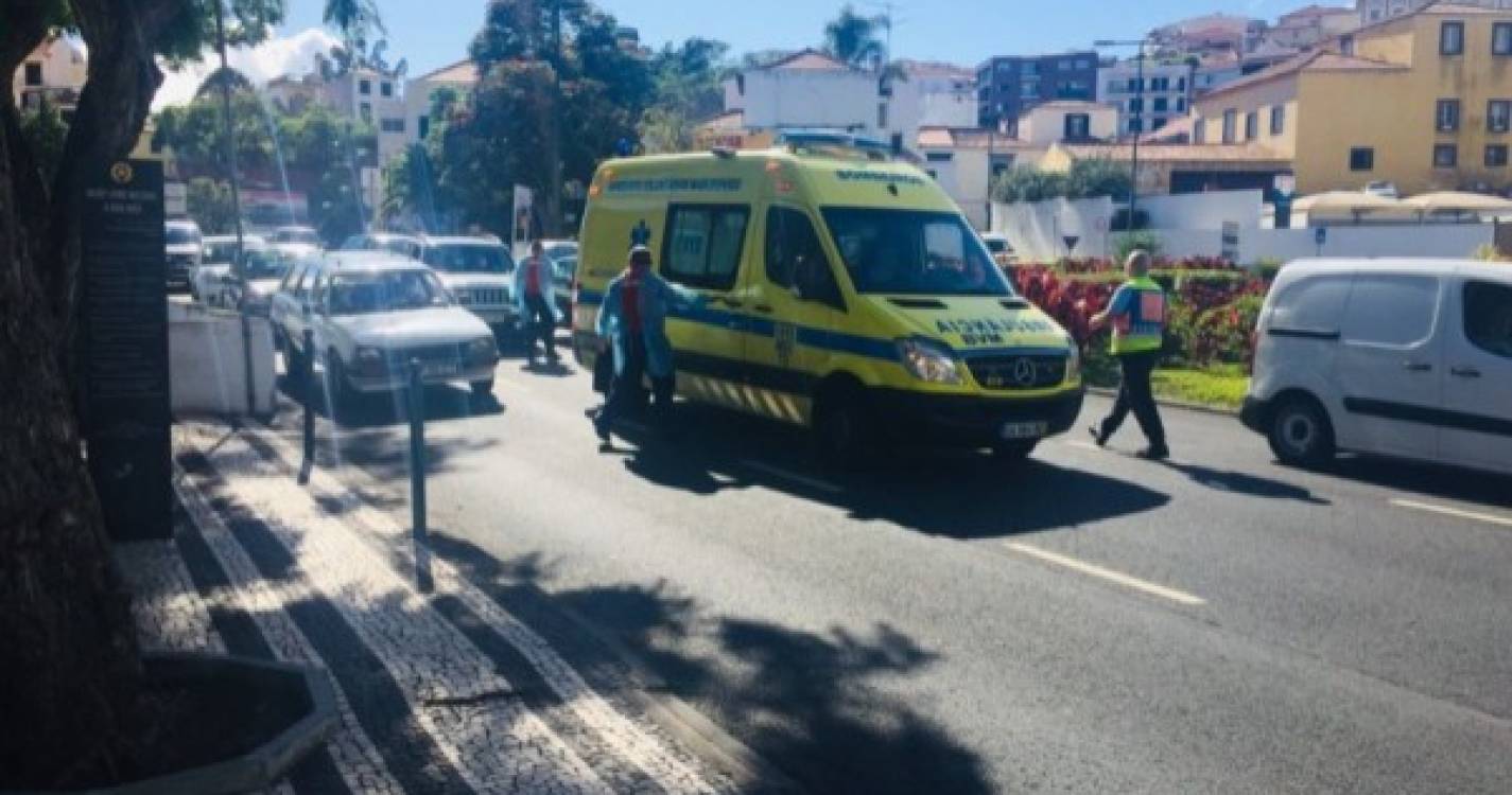 Colisão entre dois veículos no Largo Severiano Ferraz deixa condutora ferida