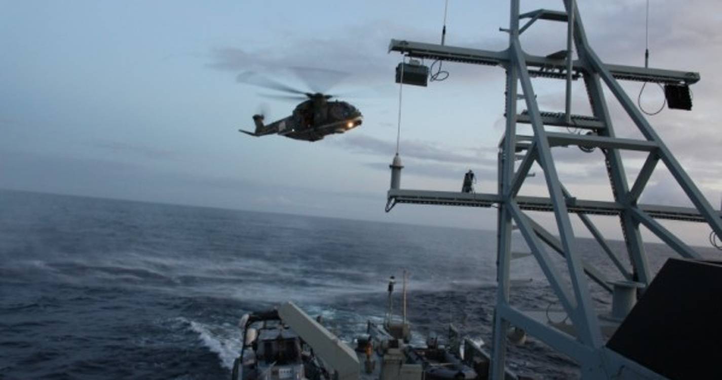 Navio patrulha e helicóptero da Força Aérea em exercício conjunto