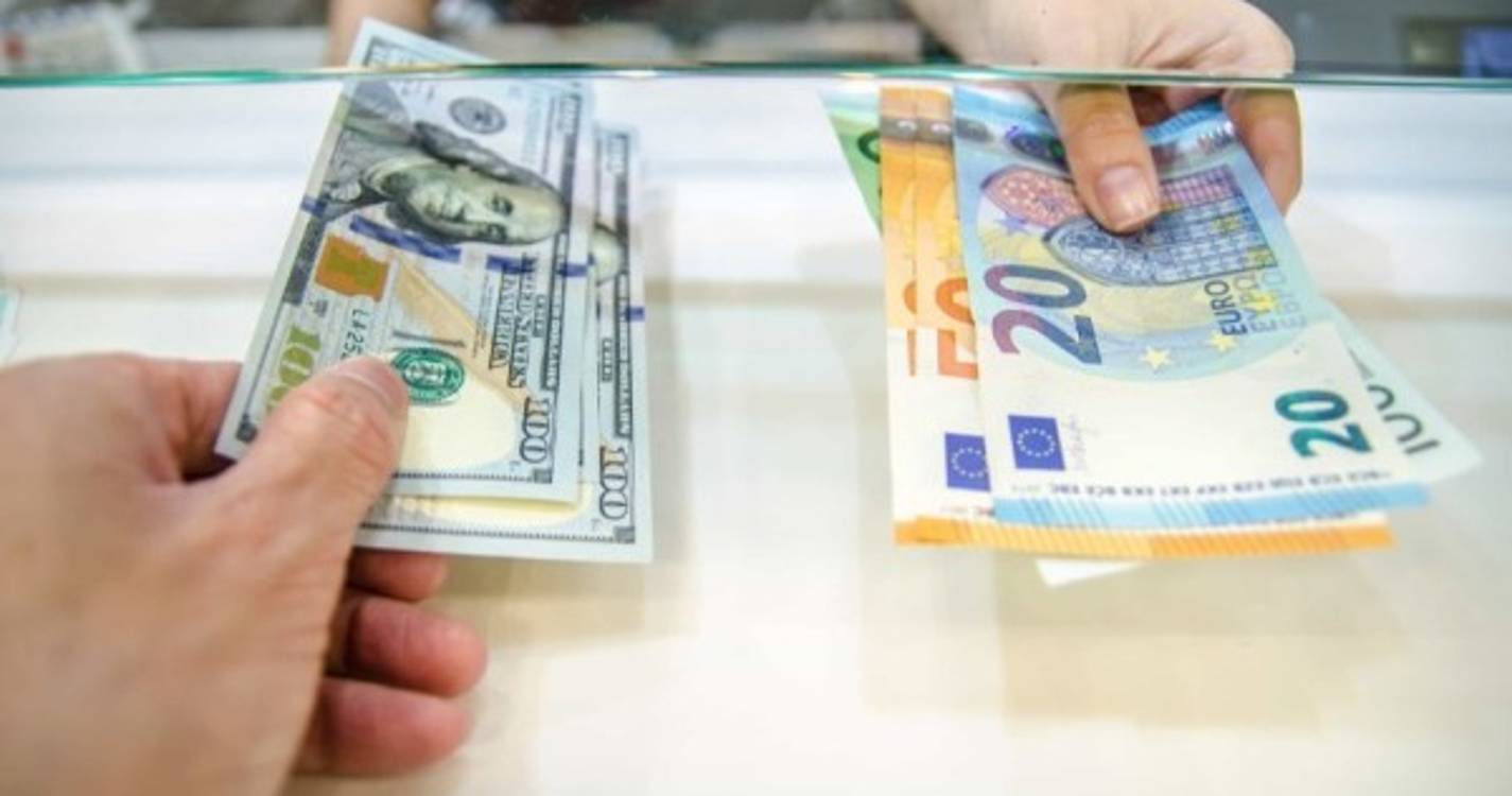 Euro sobe e supera 1,05 dólares