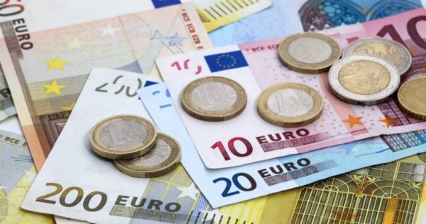 Euro volta a cair e fica abaixo de 1,18 dólares