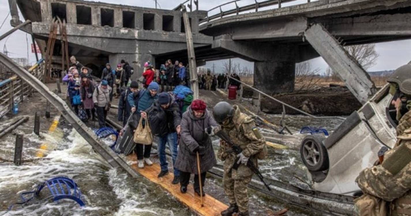 Ataque russo contra Kiev atingiu edifício público e quatro prédios residenciais