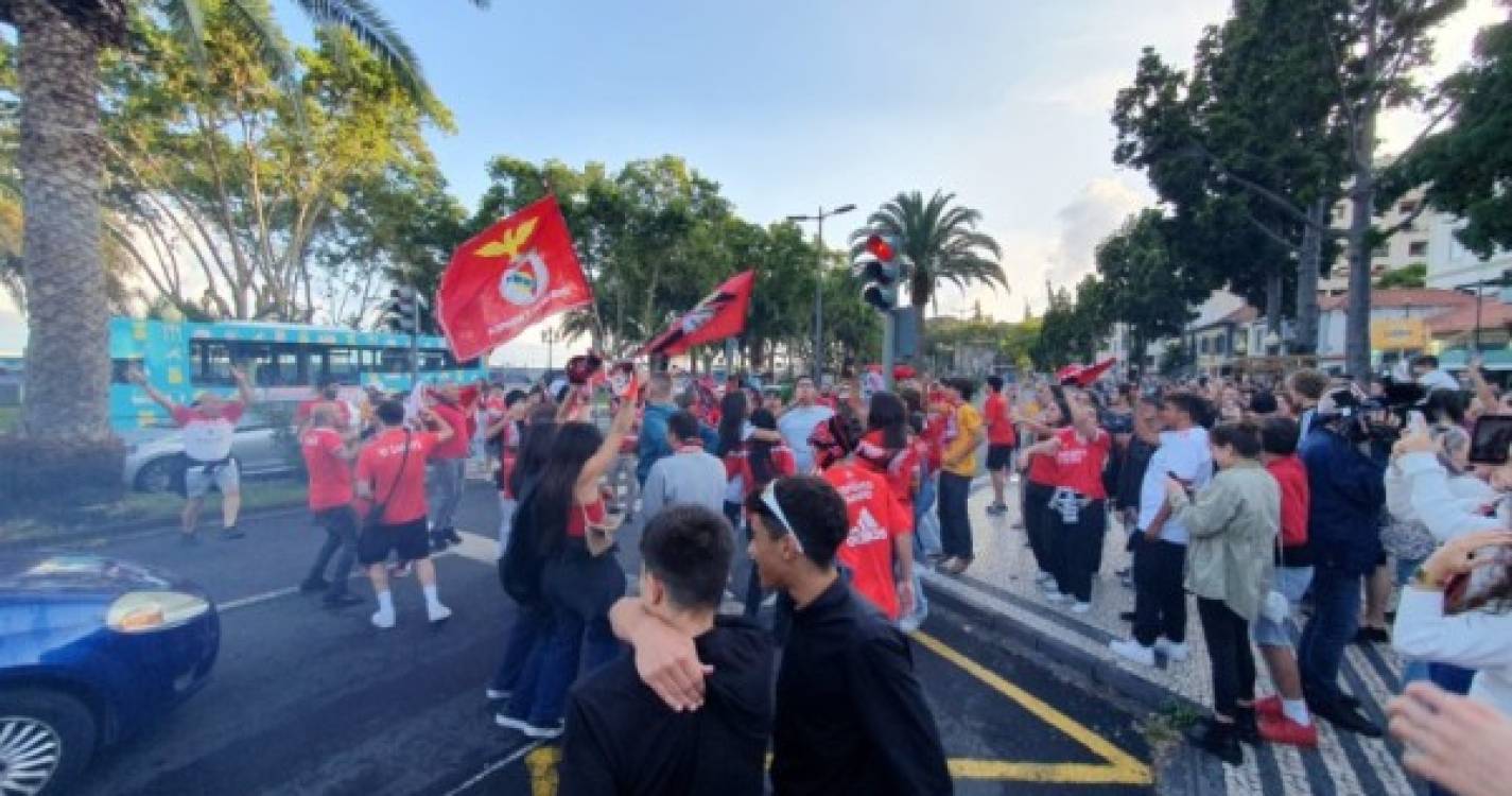 Avenida do Mar já está cheia de adeptos que festejam o título do Benfica
