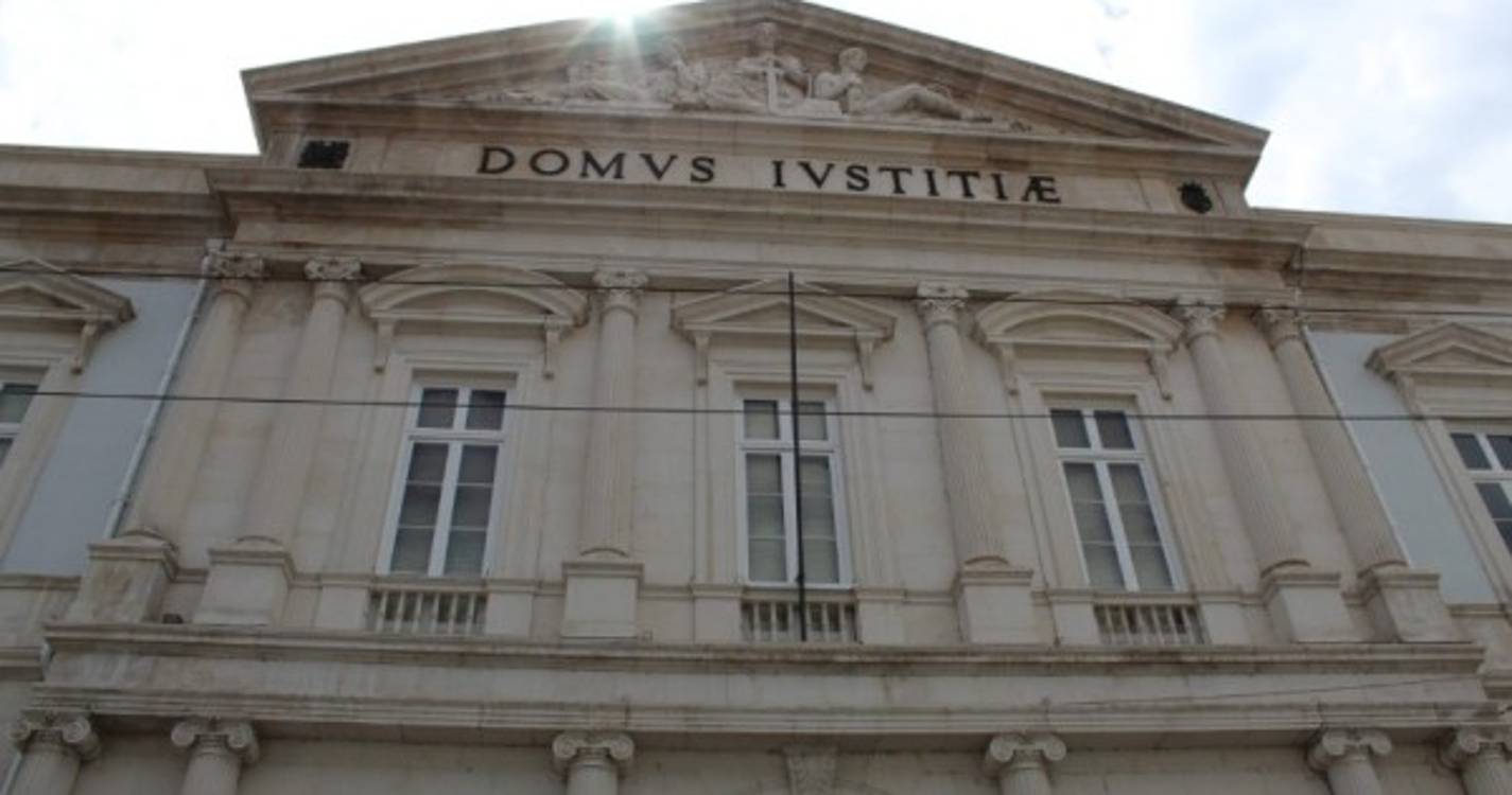 Tribunal de Coimbra julga grupo por burla no apoio de mobilidade para a Madeira