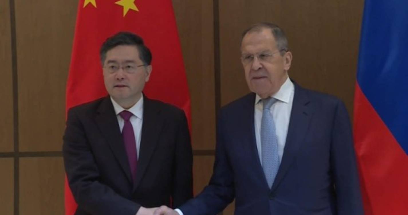 Ucrânia: Lavrov discute com homólogo chinês "esforços de paz"