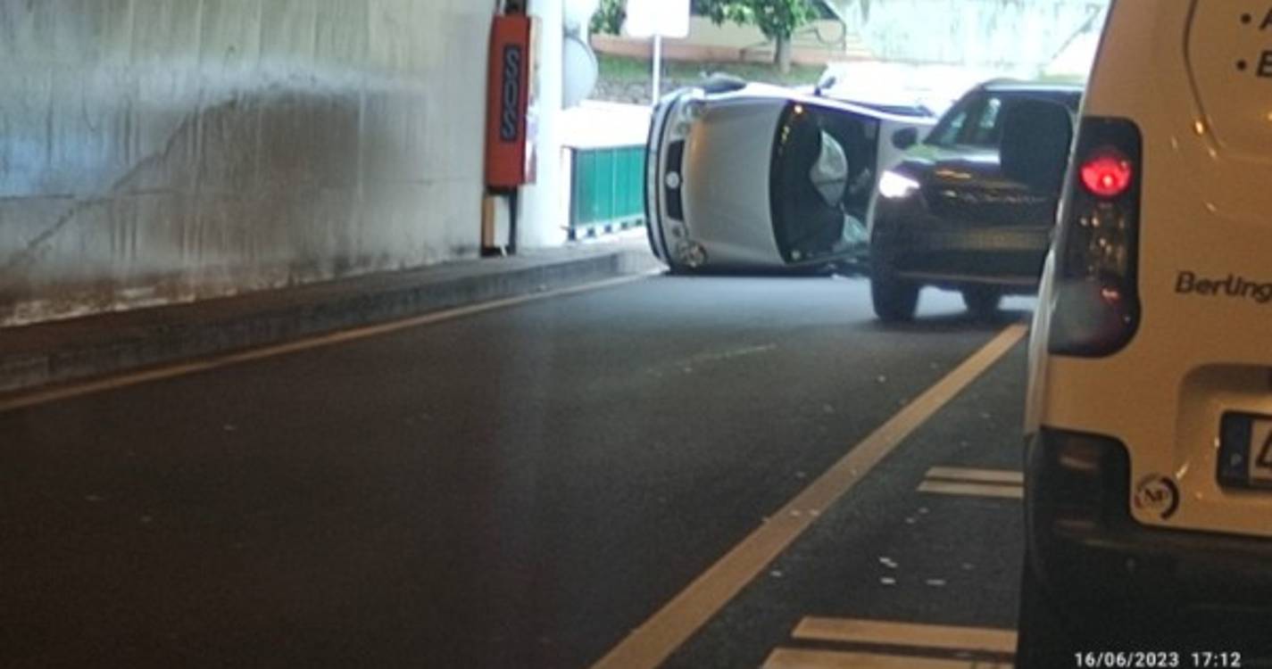 Carro capotou à entrada do túnel da Ponta do Sol