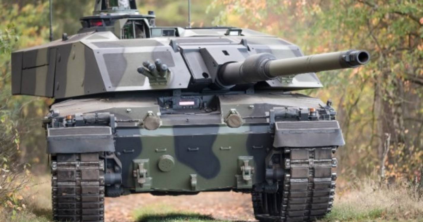 Ucrânia: Militares ucranianos chegam ao Reino Unido para treino em tanques Challenger 2