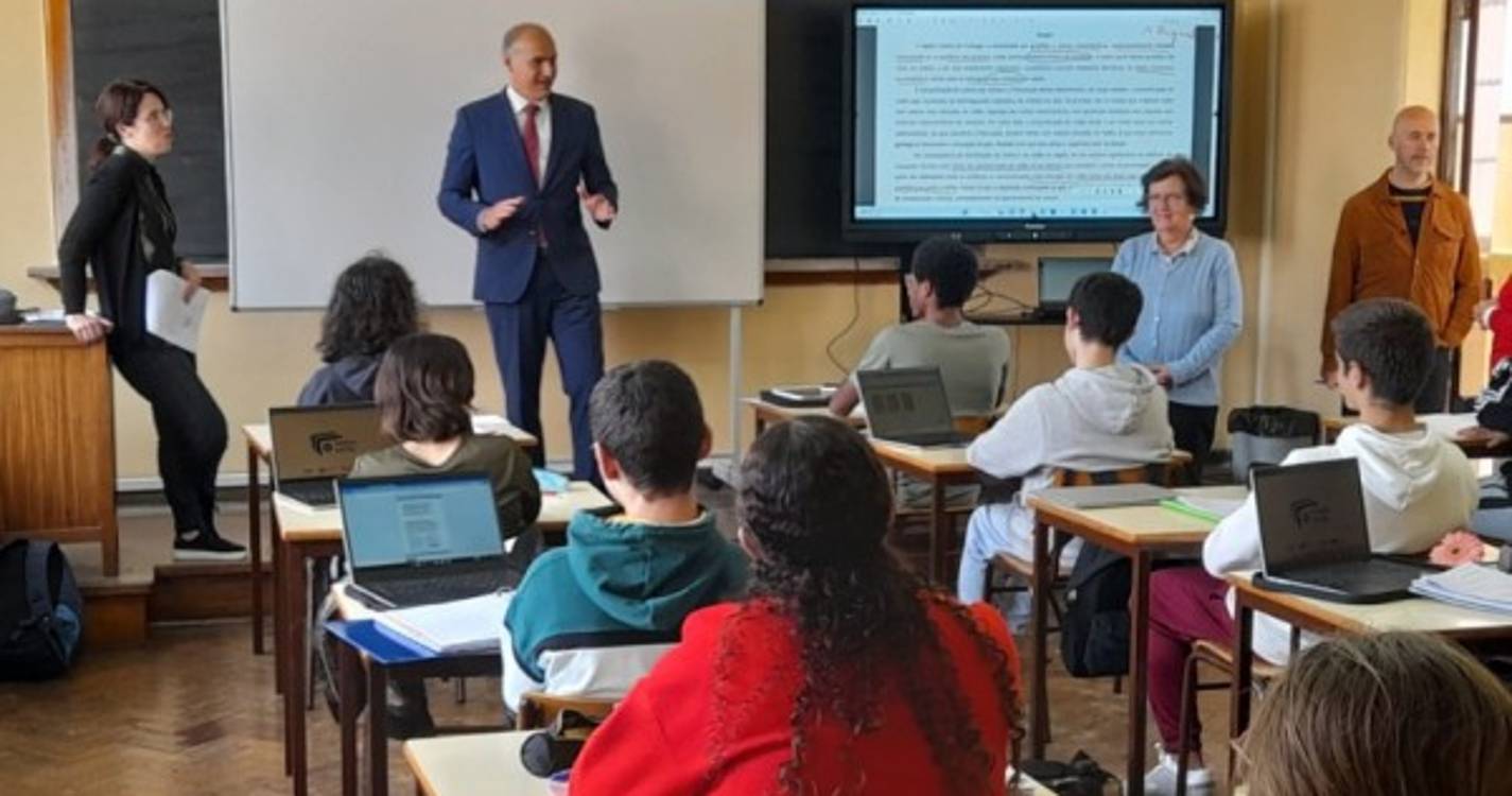 Liceu e Jaime Moniz com redes à internet reforçadas até ao final do ano letivo