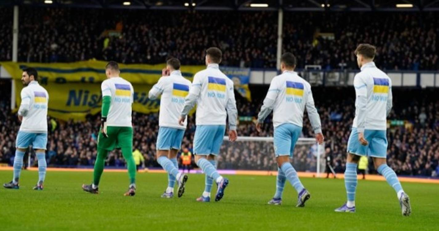 Manchester City ganha Everton em jogo muito emotivo