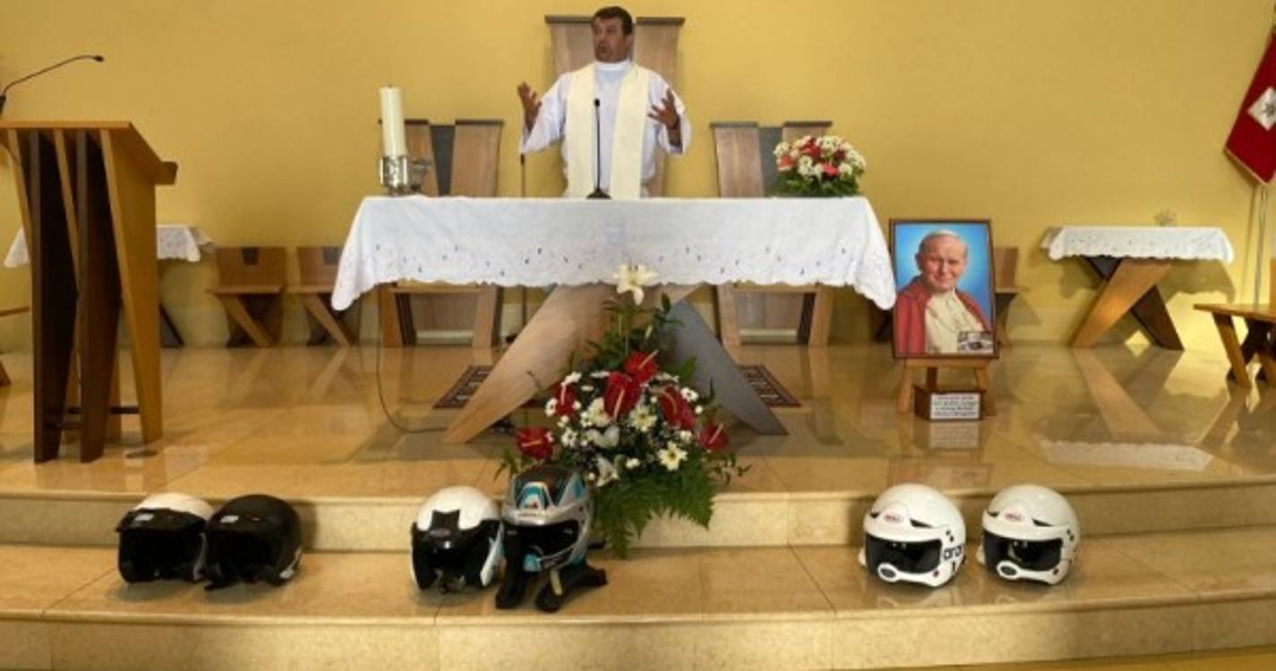 Pilotos com capacetes benzidos antes do Rali da Calheta