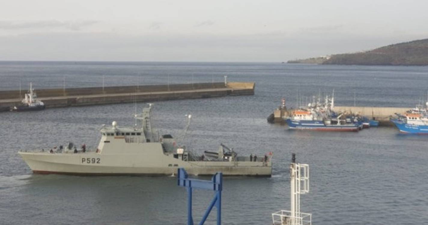 Depois de paragem devido a avaria, NRP Mondego está de saída do Porto do Caniçal