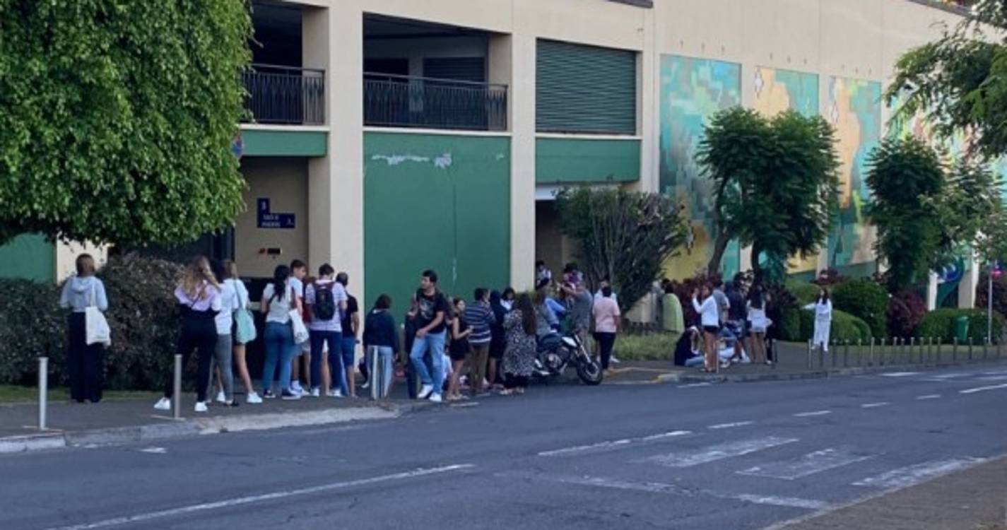 Dezenas já fazem fila para comprar bilhetes para concerto dos Coldplay